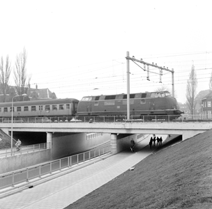 881762 Gezicht op het spoorviaduct over de Spoorstraat te Oldenzaal, met een internationale trein getrokken door een ...